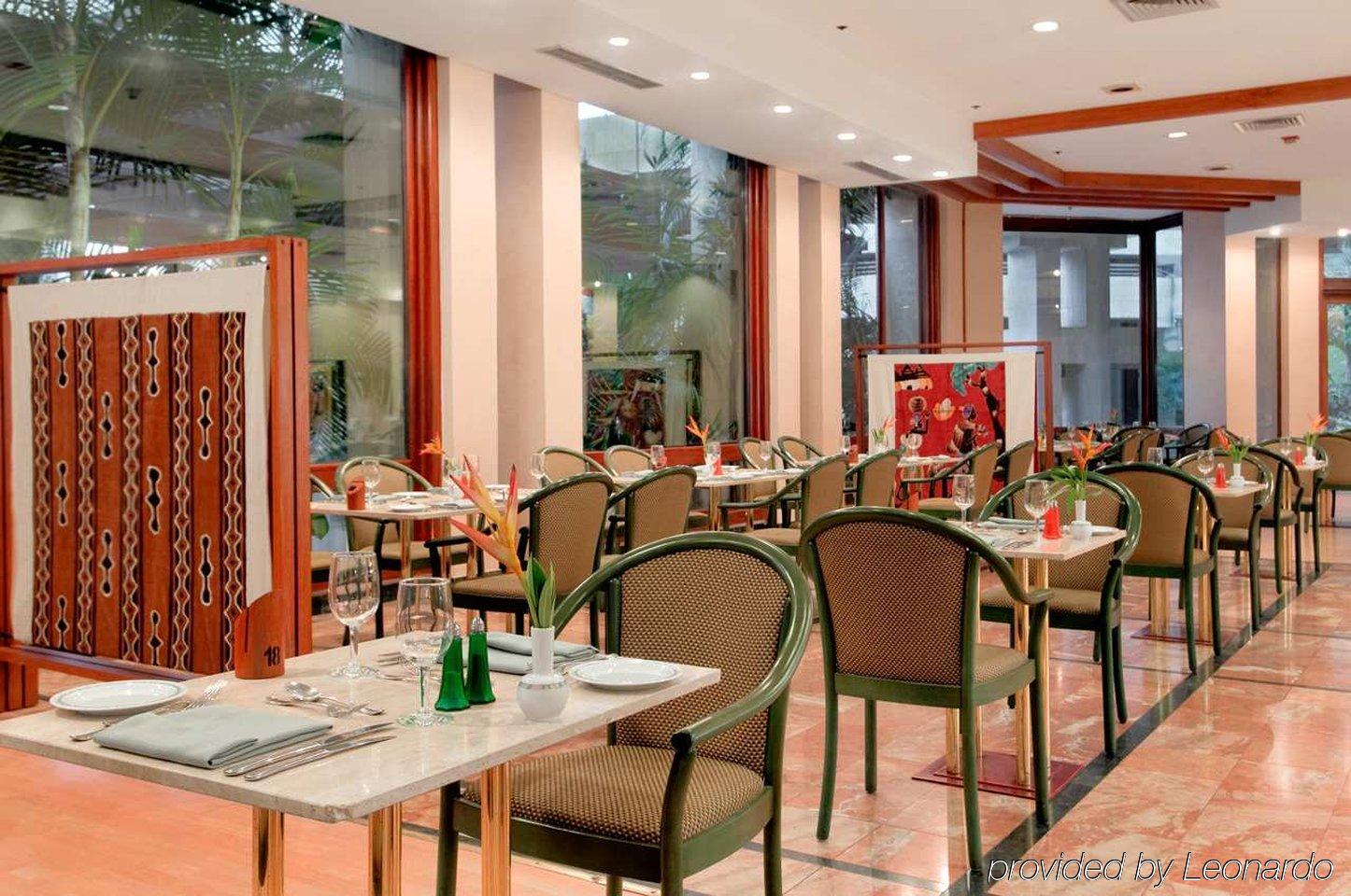 Отель Hilton Яунде Ресторан фото
