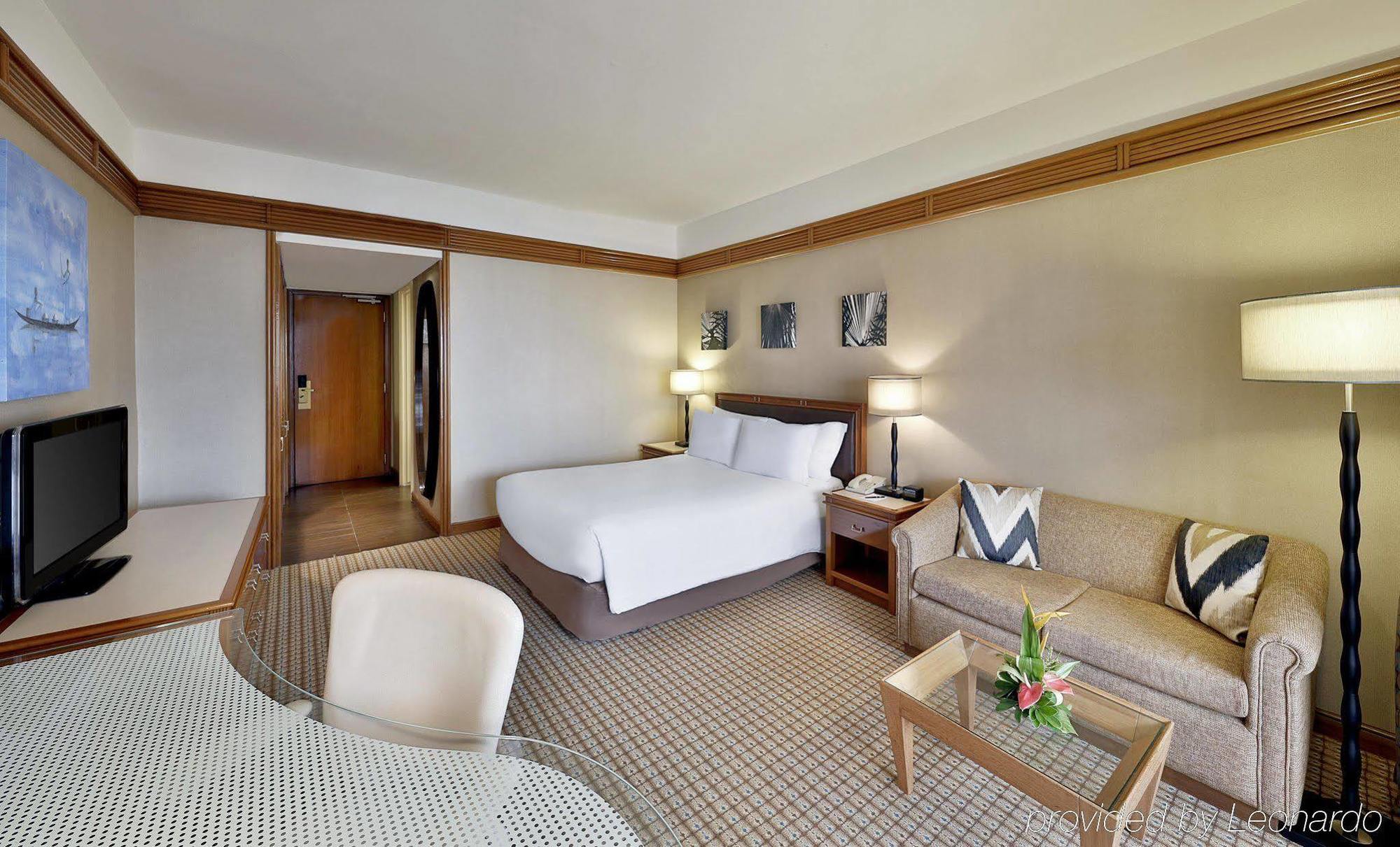 Отель Hilton Яунде Экстерьер фото